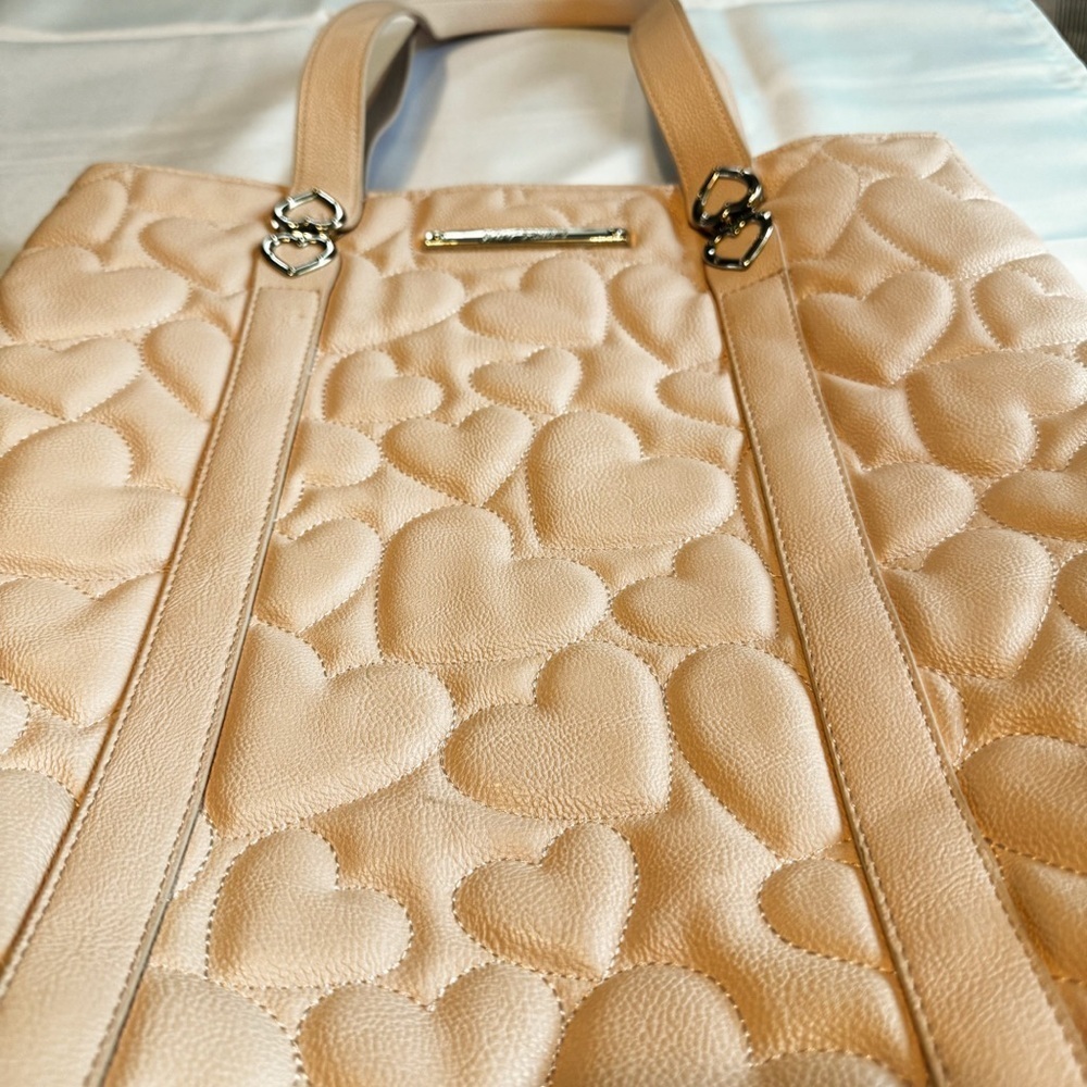 Betsey Johnson Blush Pink Faux Leather Quilted Heart Patterned Large Tote Bag - Picture 5 of 11